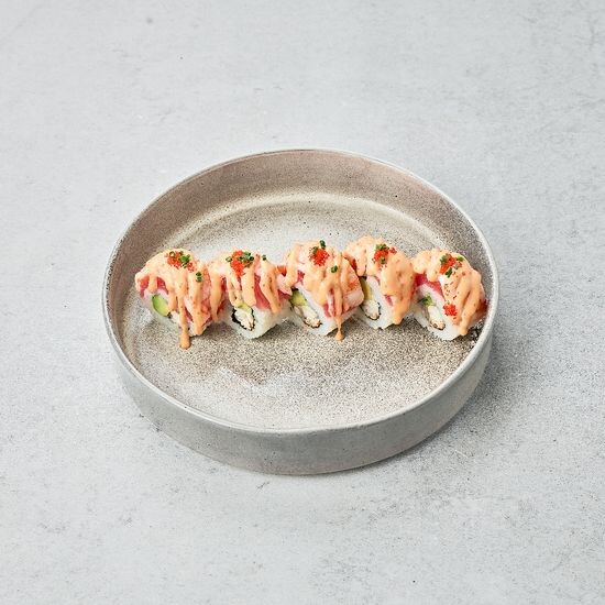 Ролл с лососем, тунцом, угрем и креветками