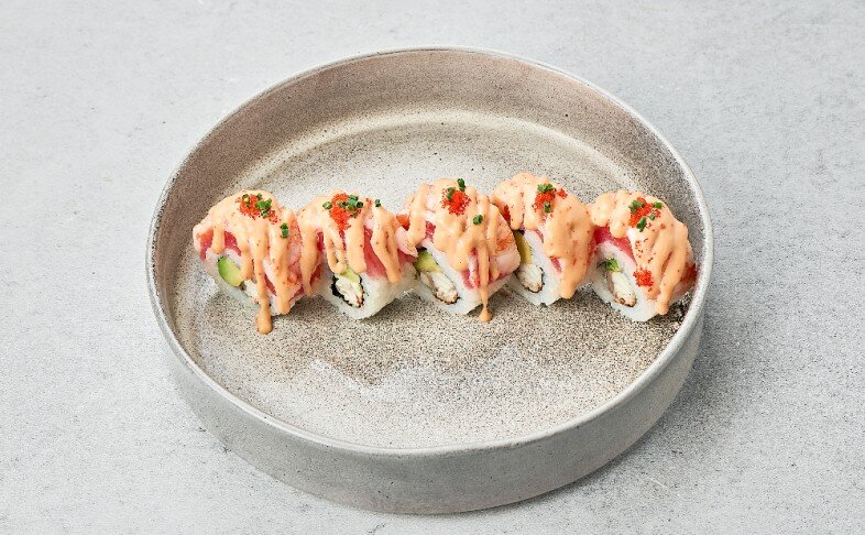 Ролл с лососем, тунцом, угрем и креветками