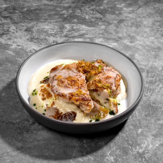 Цыпленок с кремом из корня сельдерея, белыми грибами и соусом из печеного