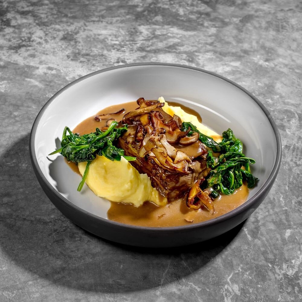 Томленый язык с картофельным пюре, шпинатом и соусом из шиитаке