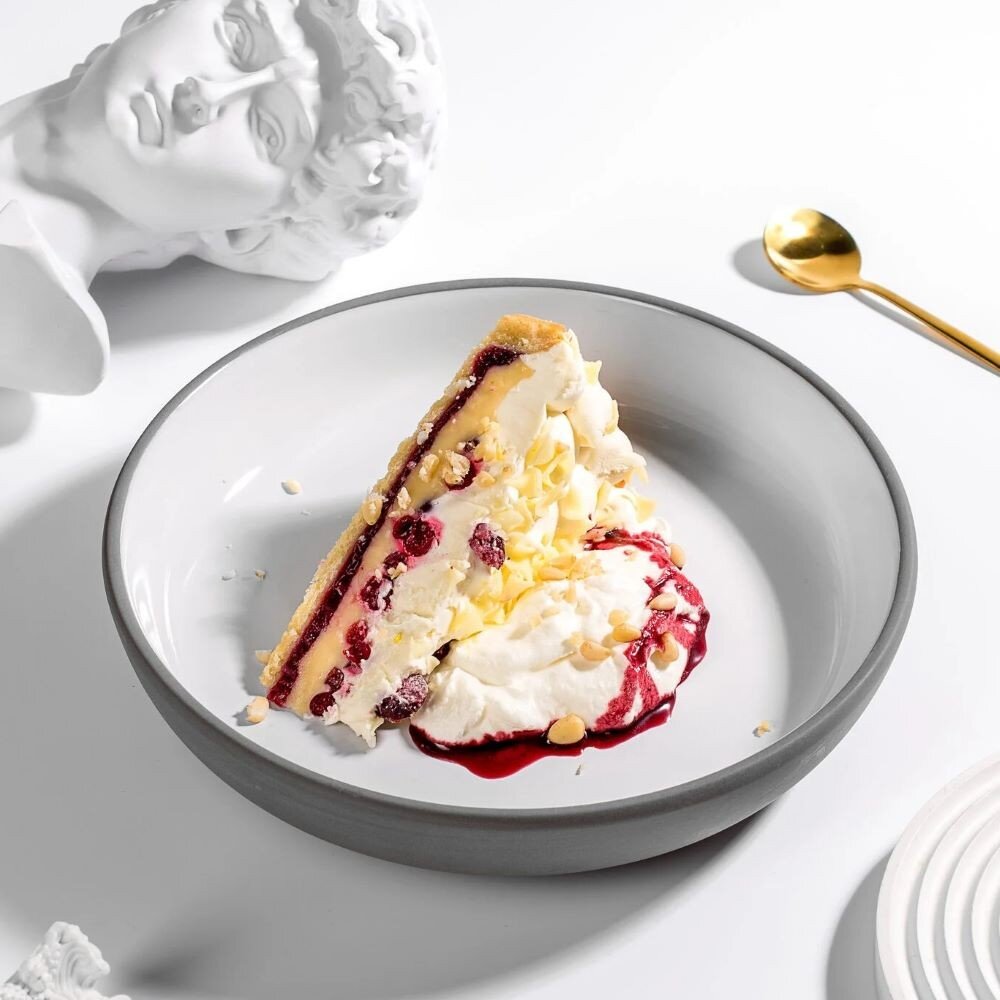 Торт из белого шоколада и брусники