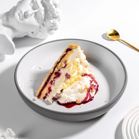 Торт из белого шоколада и брусники