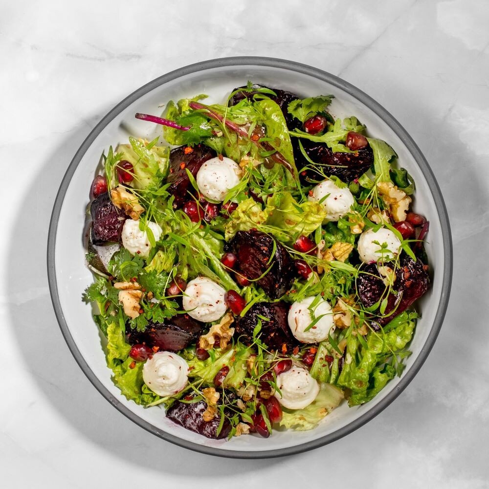 Салат с вяленой свеклой, имеретинским сыром, орехами и гранатовым соусом