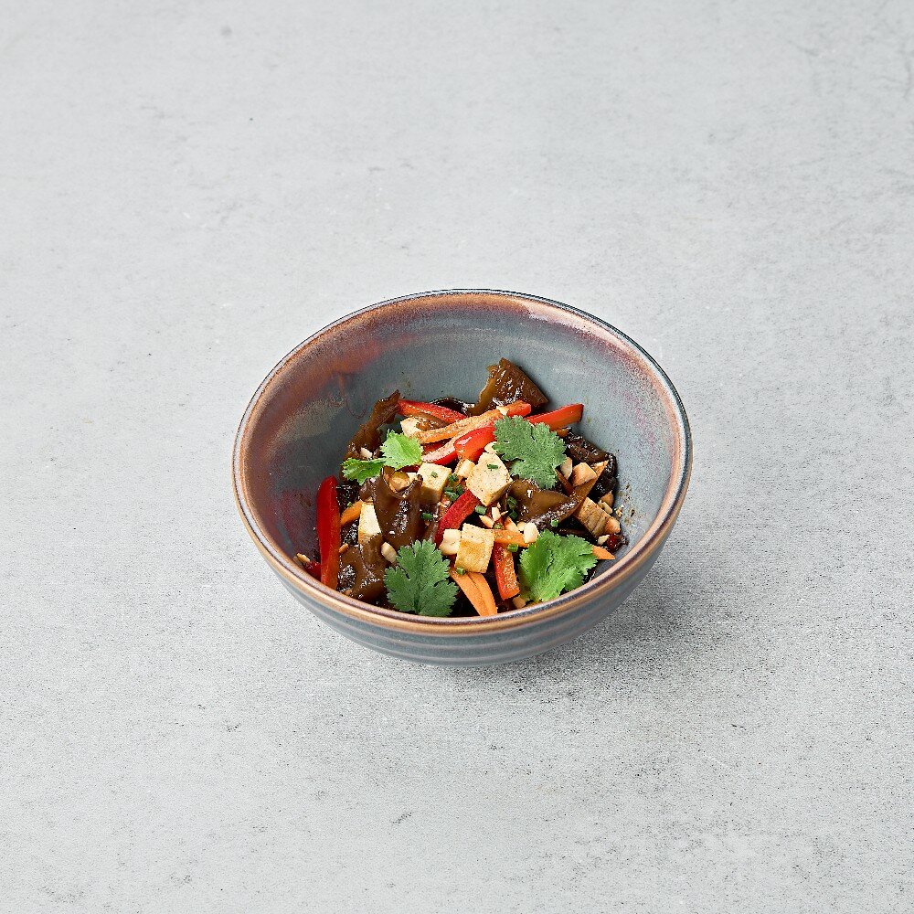 Грибы моэр с тофу и жареным арахисом