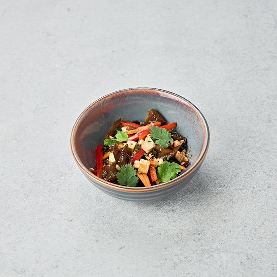 Грибы моэр с тофу и жареным арахисом