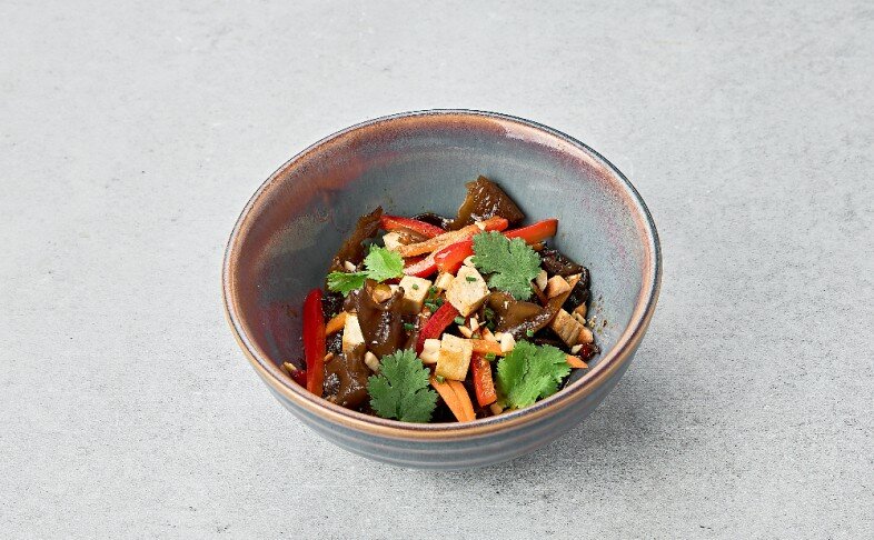 Грибы моэр с тофу и жареным арахисом