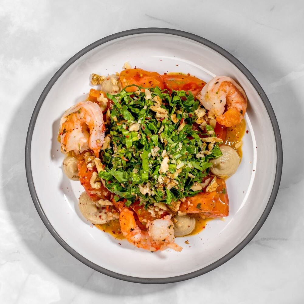 Салат из томатов с креветками и кремом из печеных баклажанов