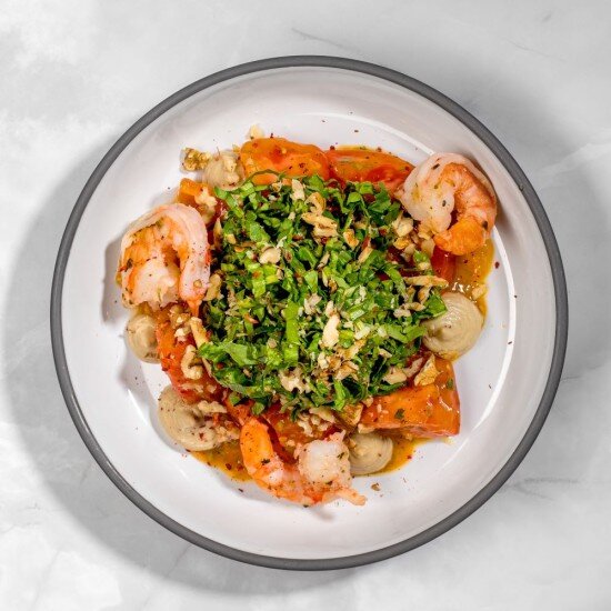 Салат из томатов с креветками и кремом из печеных баклажанов