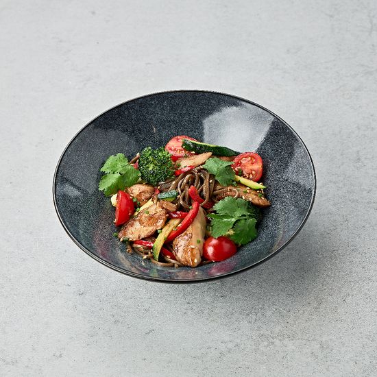 Соба с цыпленком и овощами