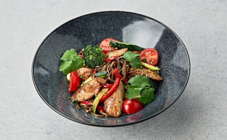 Соба с цыпленком и овощами