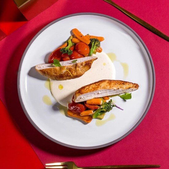 Куриная грудка сувид с соусом из миндаля