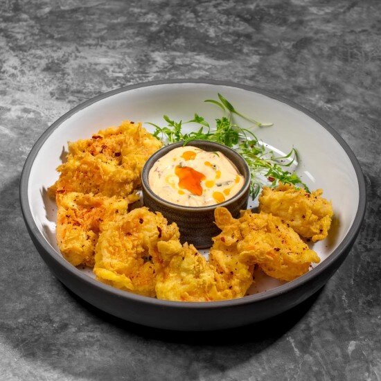 Хрустящие креветки в панировке с соусом спайси