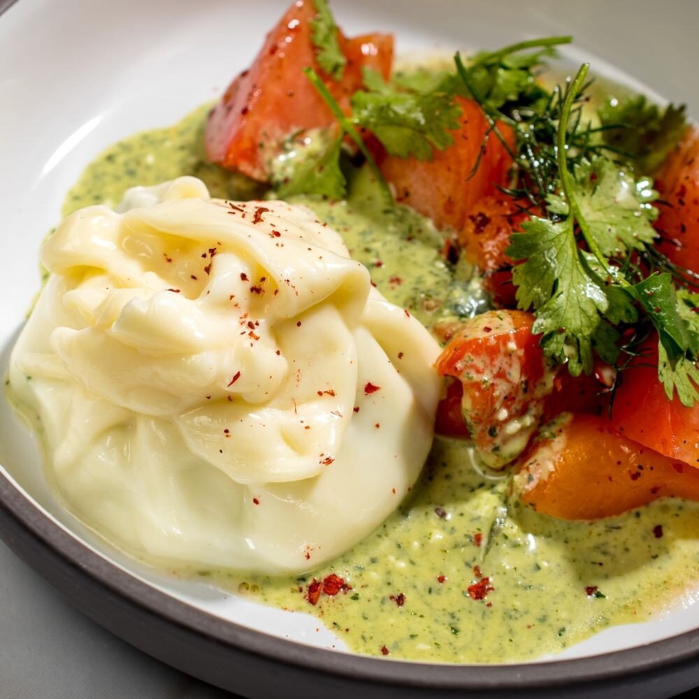 Гебжалия в виде хинкали с томатами и печеными перцами