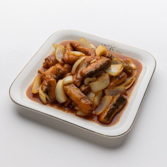 Брусочки кеты обжаренные с луком