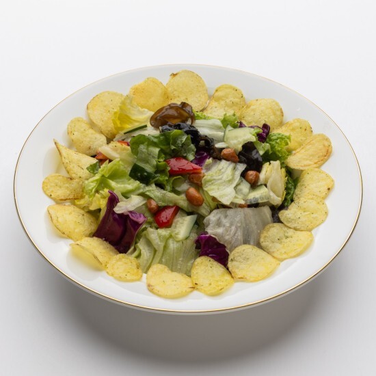 Салат овощной с чипсами