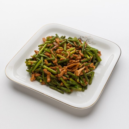 Побеги чеснока со свининой