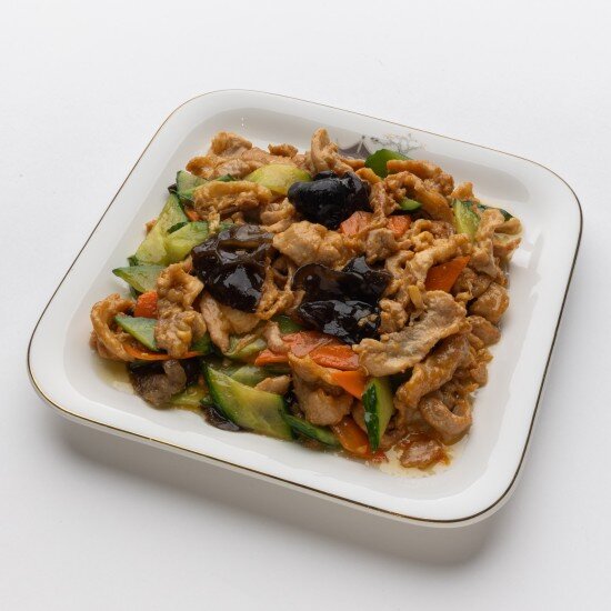 Свиной карбонат в белом соусе с овощами