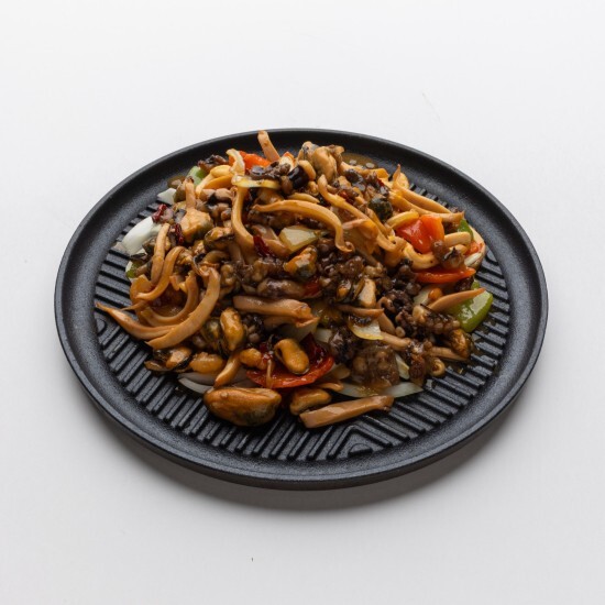 Морепродукты на противне