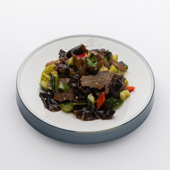 Салат из Огурцов и древесных грибов с говядиной