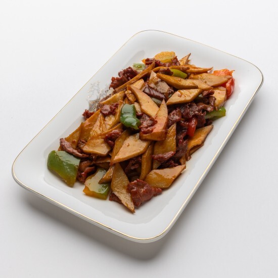 Говядина с тонко нарезанной картошкой