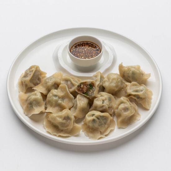 Пельмени отварные со свининой, черемшой и креветкой