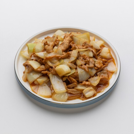 Свиной карбонат в белом соусе с овощами