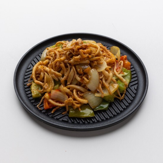 Щупальцы кальмара в пикантном соусе на противне