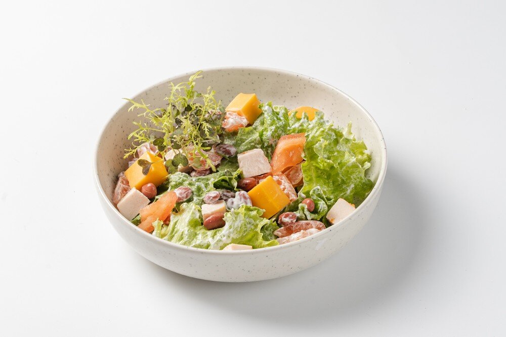 Салат запеченая курица, помидоры, фасоль