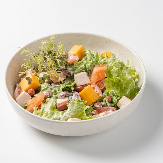 Салат запеченая курица, помидоры, фасоль