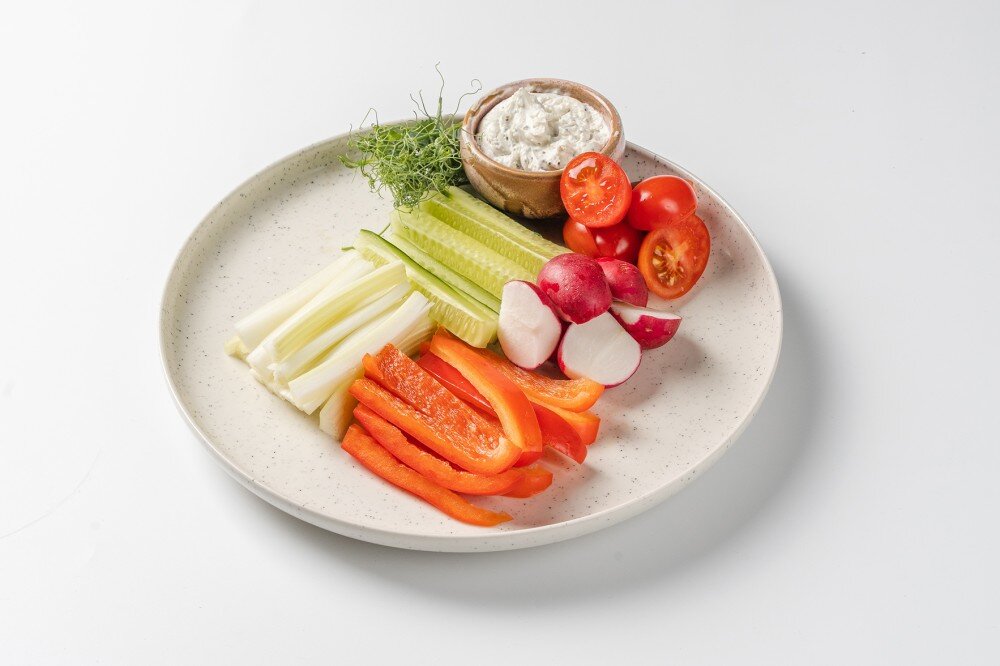 Свежие овощи с сырным соусом