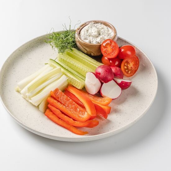 Свежие овощи с сырным соусом