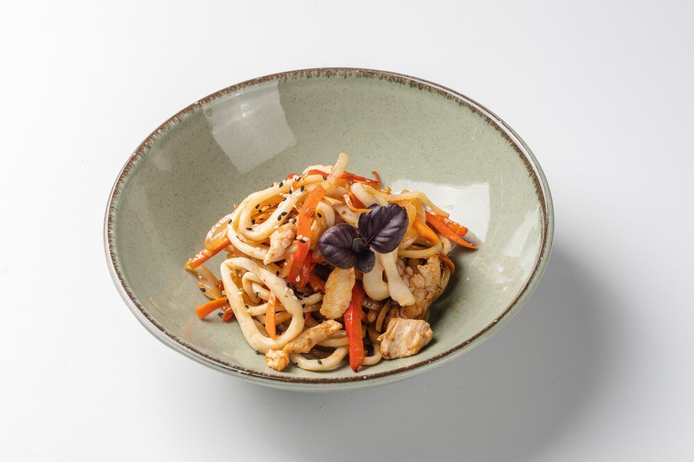 Вок с курицей и кальмаром