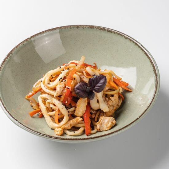 Вок с курицей и кальмаром