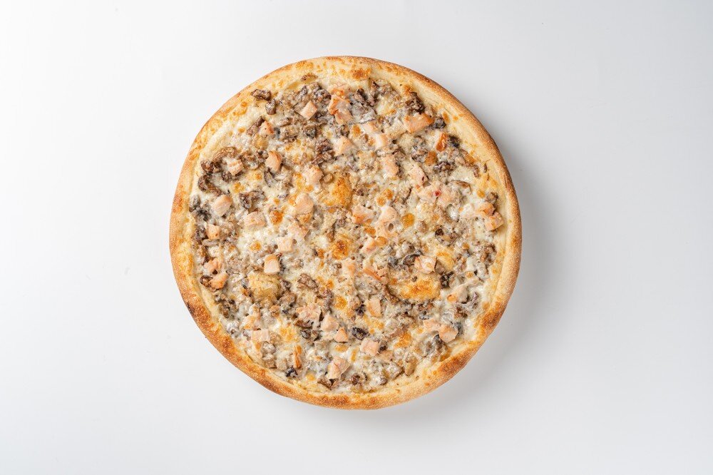 Пицца с куриным филе и грибным жюльеном