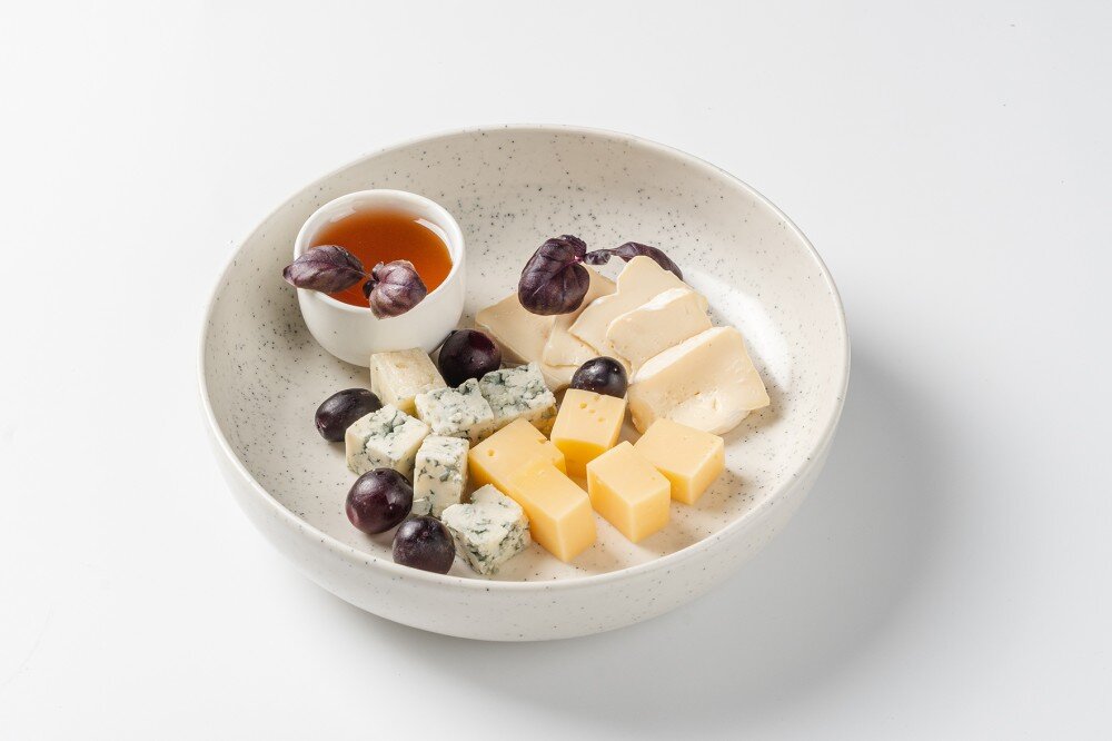 Сыр, виноград и мед