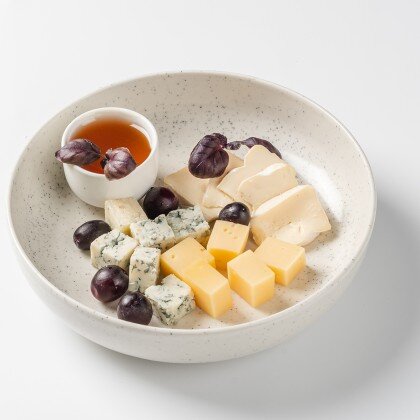 Сыр, виноград и мед