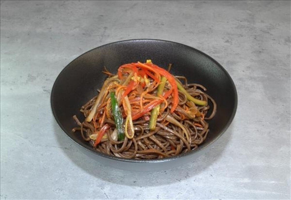 Гречневая лапша с овощами