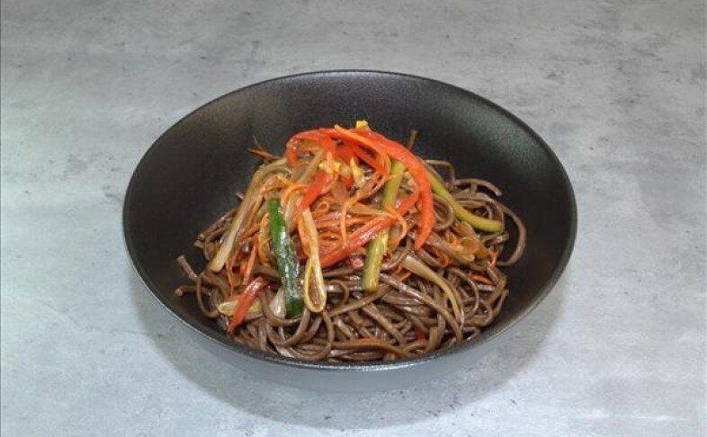 Гречневая лапша с овощами