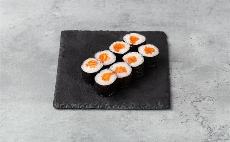 Тонкий ролл с лососем