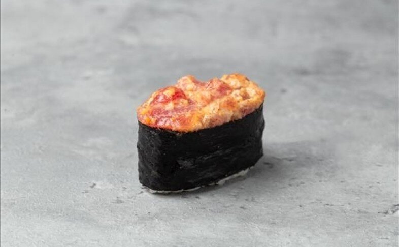 Острые суши с тунцом