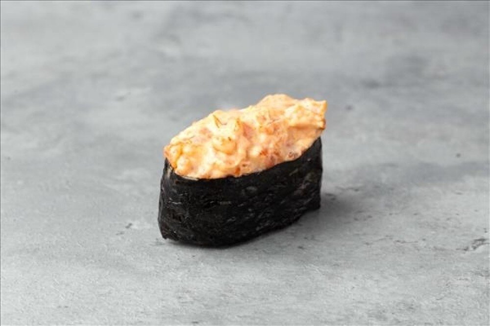 Острые суши с лососем