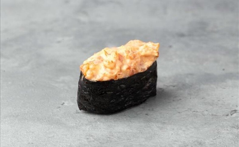 Острые суши с лососем