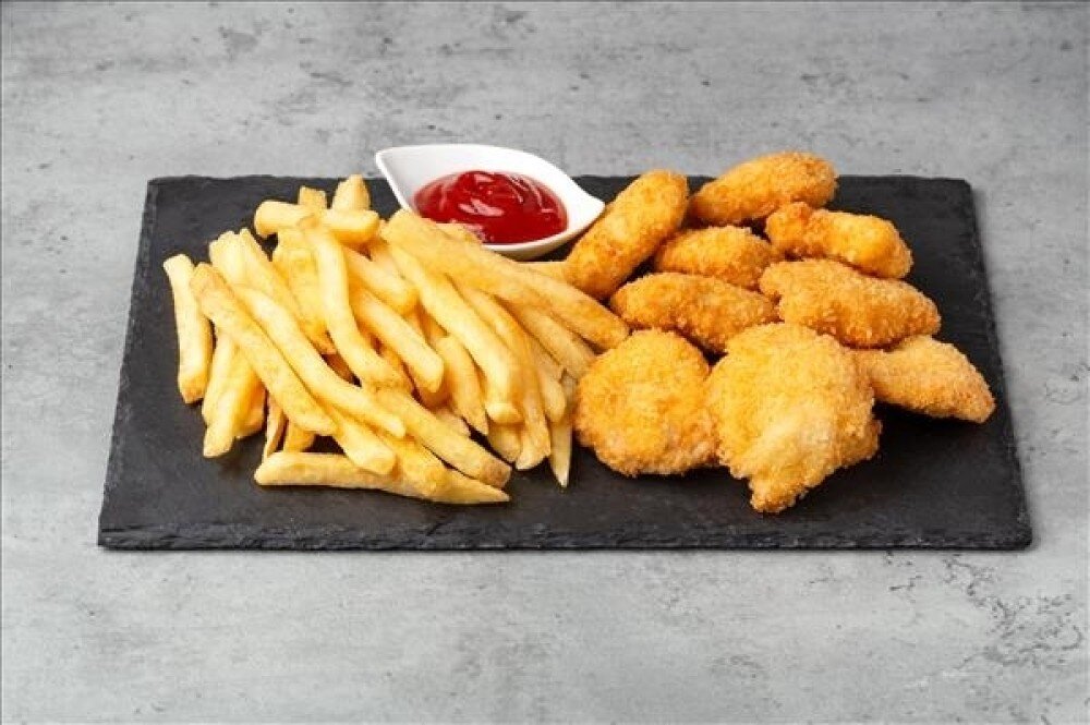 Куриные наггетсы с картофелем фри и кетчупом