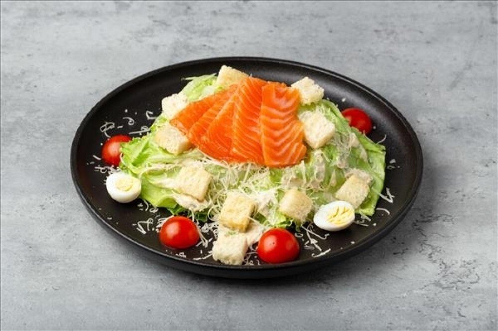 Салат «Цезарь с копченым лососем»