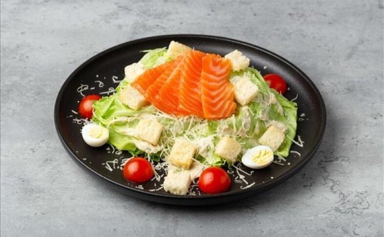 Салат «Цезарь с копченым лососем»