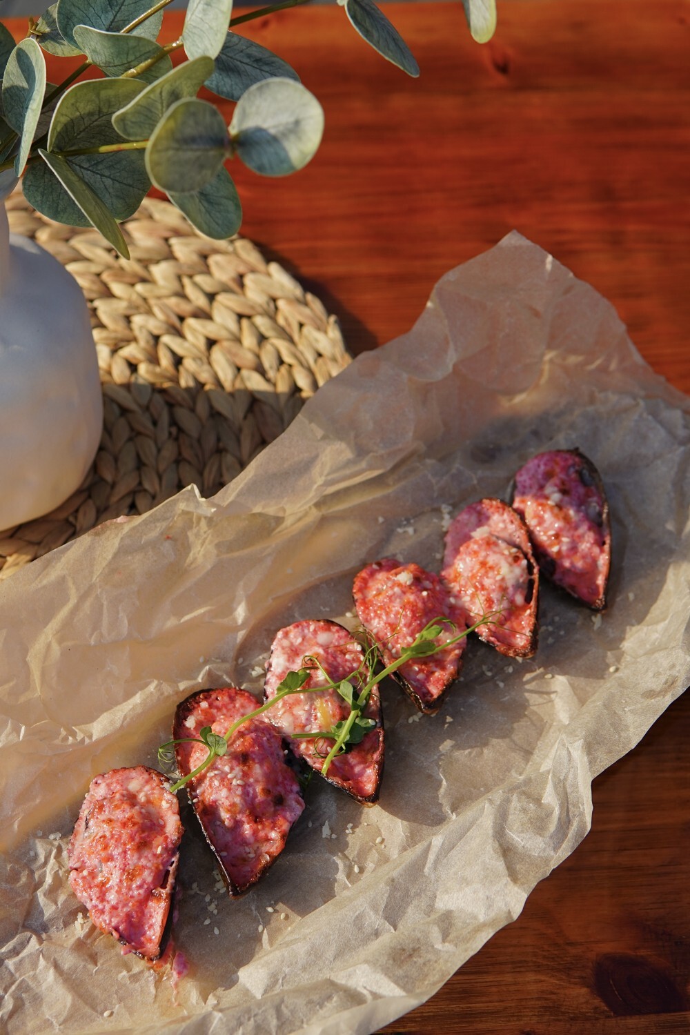 Мидии в полустворках запеченные в икорно-сливочном соусе