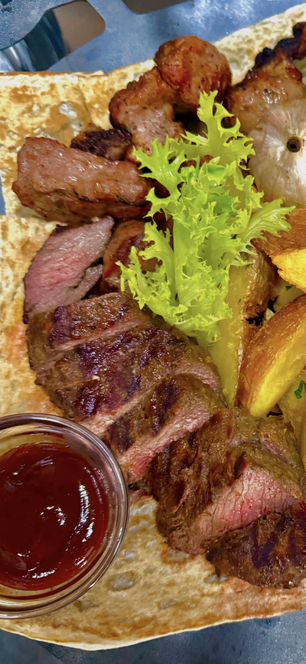 Стейк телятины с овощями гриль