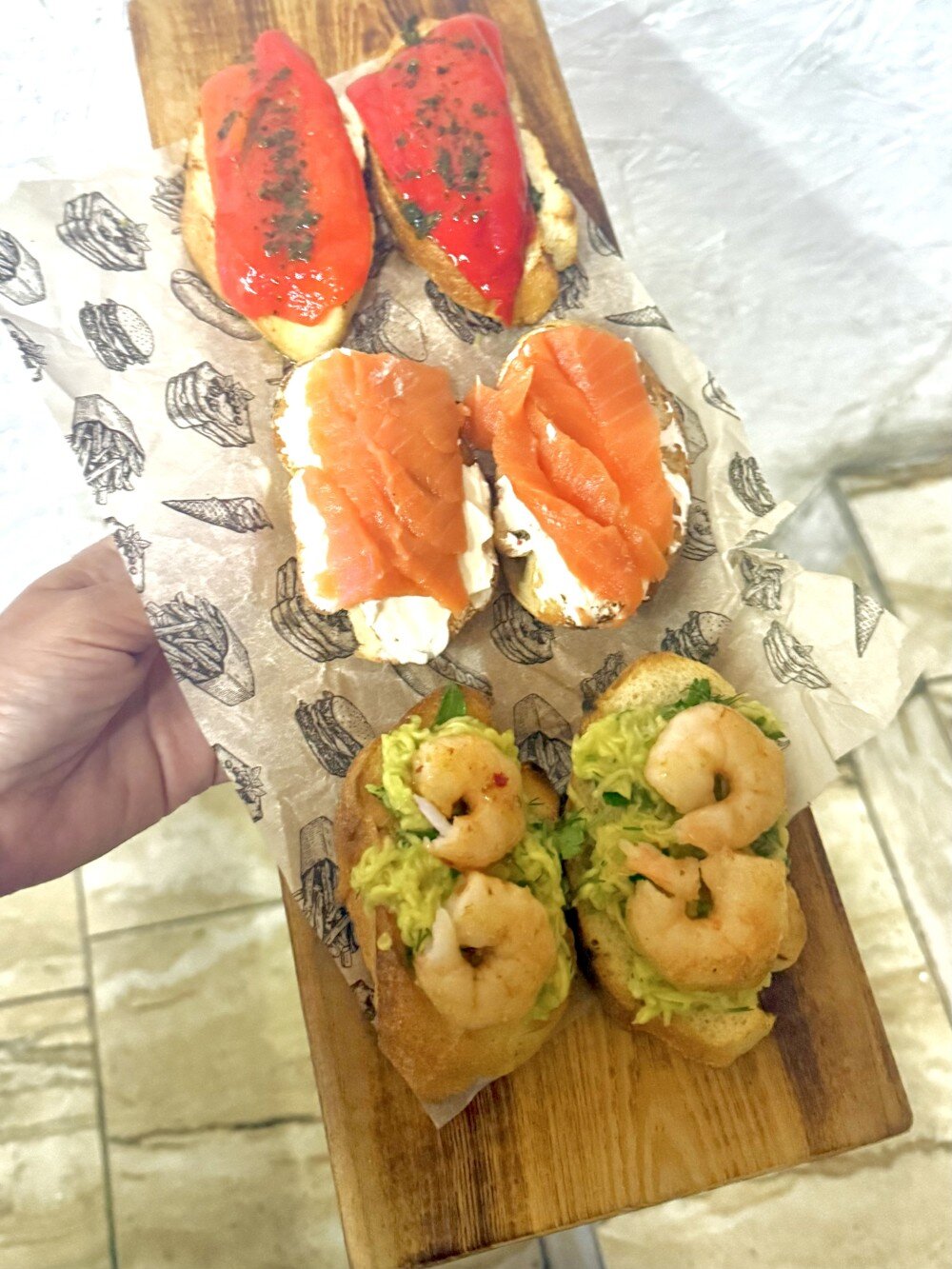 Брускетты с лососем и творожным сыром