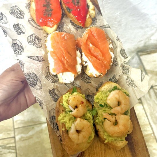 Брускетты с лососем и творожным сыром