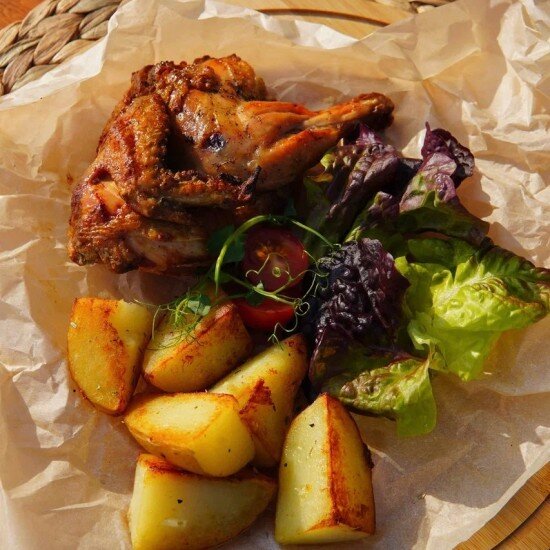 Пол цыпленка с картофельными дольками и аджикой